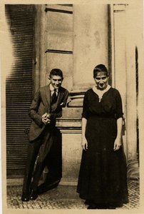 弗朗兹·卡夫卡（Franz Kafka）和他的姐姐奥特拉（Ottla）在布拉格的Oppelt House之前 作者 不明