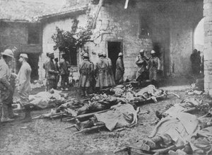 1915年，法国人在对排队后方的一个农场的袭击中被炸伤 作者 不明