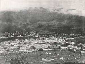 1895年，南非开普敦，这张表显示了在蒸气中缠绕的桌山的全景。 作者 不明