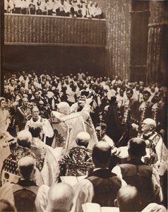 乔治六世在1937年加冕典礼那天加冕圣爱德华兹王冠 作者 不明