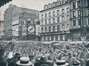 1914年，德国步兵在雨中进入布鲁塞尔 作者 不明