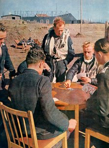 1943年法国下班的德国飞行员 作者 不明