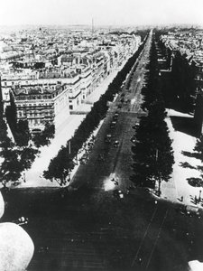 1940年6月14日，德军在巴黎香榭丽舍大街上游行 作者 不明