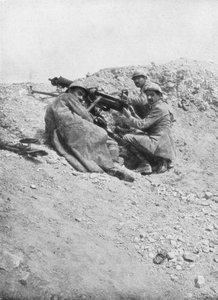 1917年，法国凡尔登用德国机关枪对付敌人 作者 不明