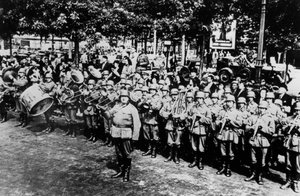 1940年6月，法国军事乐队在巴黎广场广场游行 作者 不明