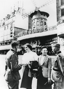 1940年6月，德国士兵在红磨坊外与法国妇女聊天，占领了巴黎 作者 不明
