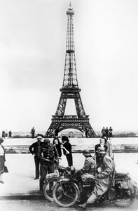 1940年，巴黎埃菲尔铁塔前的德国士兵 作者 不明