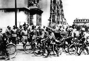 1940年6月14日，德国士兵行进经过凯旋门，巴黎 作者 不明