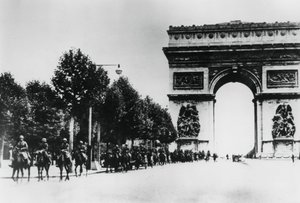 1940年6月14日，德国士兵在巴黎行进 作者 Unbekannt