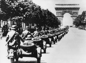 1940年6月14日，巴黎香榭丽舍大街上的德国士兵 作者 不明