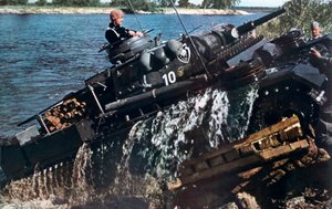1941年，德国坦克在河上穿行 作者 不明