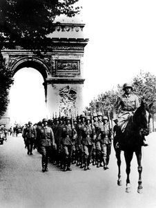 1940年6月14日，德军在巴黎香榭丽舍大街上进军 作者 Unbekannt
