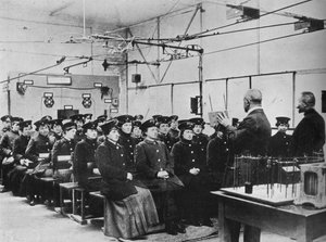 1915年，德国妇女在柏林接受过电车工人的培训 作者 不明