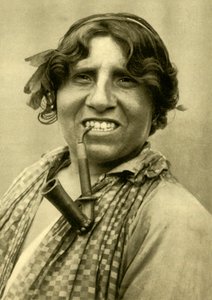 抽烟的吉普赛女人，布尔根兰州，奥地利，c1935年。 作者 不明