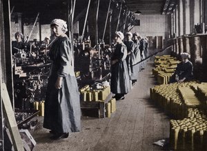 1915年，一家弹药工厂的女工 作者 不明