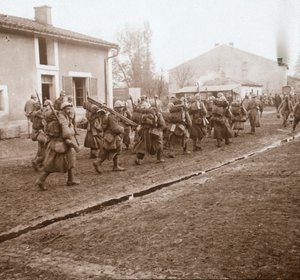 沿生产线到达法国北部凡尔登（c1914-c1918）。 作者 不明