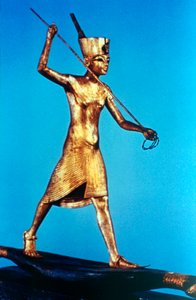 图坦卡蒙国王的金像站在芦苇船和鱼叉上，公元前14世纪 作者 不明