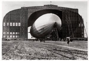 齐柏林飞艇（Graf Zeppelin）固定在移动锚杆上，美国新泽西州莱克赫斯特，1930年，1933年 作者 不明