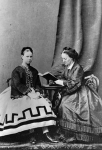 俄罗斯大公爵夫人玛丽亚·亚历山德罗夫娜（Maria Alexandrovna）和安娜·蒂彻娃（Anna Tyutcheva），1864年 作者 不明