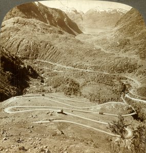 从Dyreskard Pass往西降落到Roldal Lake，挪威的大曲折路，c1905。 作者 不明