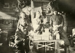 夏天的小屋中的小组：乔伊斯在缝纫机上，1908年，1909年。 作者 不明