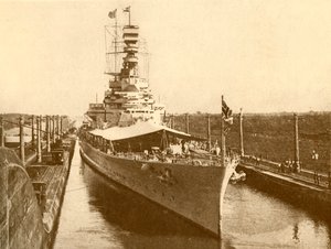 HMS著名的约克公爵夫人和公爵夫人登上巴拿马运河，航行于1930年 作者 不明