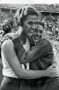 海伦·斯蒂芬斯（Helen Stephens）和爱丽丝·雅顿（Alice Arden），1936年柏林奥运会的美国运动员 作者 不明
