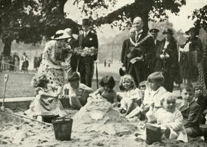 937下...，1936年，在旧基金会医院旧址上的新操场上，1937年。 作者 不明