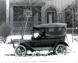 赫尔曼-冯-施伦克开着一辆1916年的福特汽车，在他位于圣路易斯市麦克弗森4139号的房子前。 作者 不明
