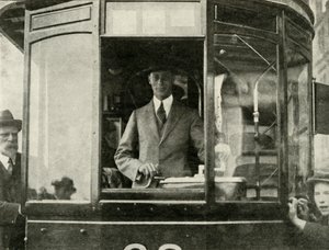 Ma下在格拉斯哥的街道上驾驶电车...，1924年，1937年。 作者 不明