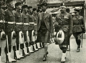 1935年8月，珀斯Ma下在珀斯视察黑色手表的仪仗队。 作者 不明