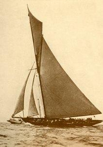 je下游艇不列颠尼亚，摄于1930年。 作者 不明