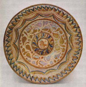 带蓝色鱼鳞边框的西班牙裔-莫斯克式光泽盘。 15世纪，1928年 作者 不明
