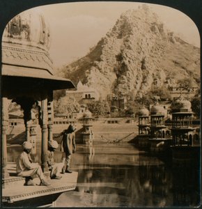 阿尔瓦的圣战坦克，周围环绕着宫殿和神社，一处风景秀丽的印度，1907年 作者 不明