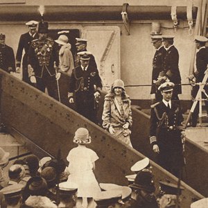 重返家园-公爵和公爵夫人于1927年6月27日登陆朴次茅斯，1937年 作者 不明