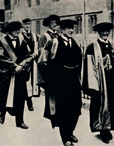 1925年，牛津大学荣誉学位，1945年。 作者 不明