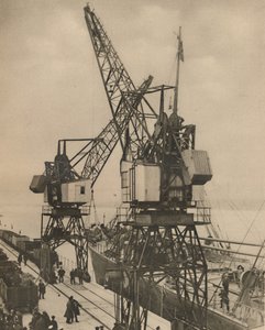 蒂尔伯里（Tilbury）的大型移动式起重机从货舱（C1935）摇摆货物。 作者 不明