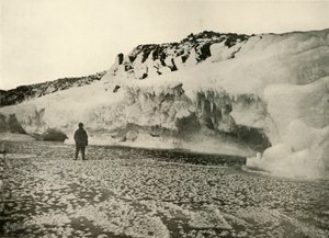 大约在1909年的冬天初，在新形成的海冰上结冰。 作者 不明