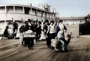移民到美国，于1900年在纽约埃利斯岛着陆 作者 不明