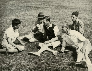 1937年，在萨福克郡索思沃尔德的营地：友好聊天。 作者 不明