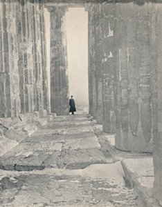 1913年，在帕台农神庙的门廊中 作者 不明