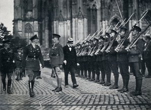 1919年，1945年，在科隆大教堂脚下检查部队 作者 不明