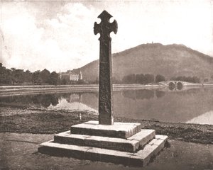 因弗雷里城堡和凯尔特人的十字架，苏格兰阿盖尔，1894年。 作者 不明