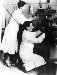 法国物理学家Irene Joliot-Curie和Frederic Joliot，约1935年 作者 不明