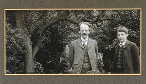 J J Thomson 和他的儿子 George，c 1909 作者 不明