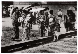 Zeppelin机库的日本妇女，日本霞浦，1929年，1933年 作者 不明