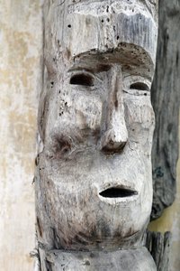 Jarai (Gia Rai) 族群。 Jarai 坟墓的守护神。 木制雕像。 昆图。 越南 作者 不明