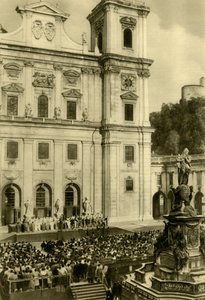 杰德曼（c.Jeddermann）于1935年在奥地利萨尔茨堡的萨尔茨堡大教堂前表演。 作者 不明
