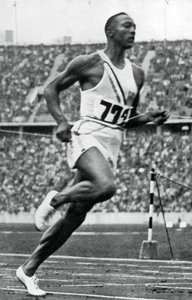杰西·欧文斯（Jesse Owens）在1936年柏林奥运会百米尽头 作者 不明