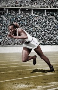 杰西·欧文斯（Jesse Owens）在1936年柏林奥运会的200米起点 作者 不明